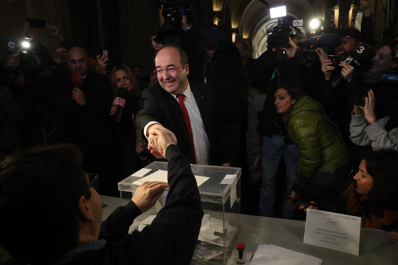 El líder del PSC Miquel Iceta, en el momento de votar en su colegio electoral de Barcelona. 