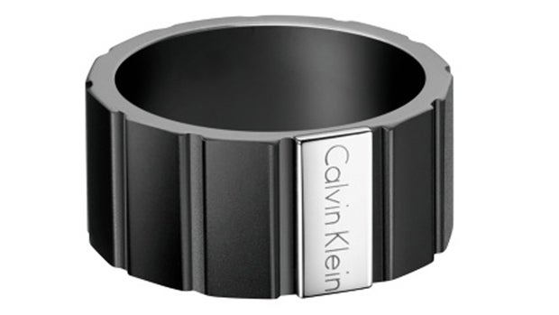 Calvin Klein. Anillo en color negro de la colección Plate. (Precio: 79 euros)