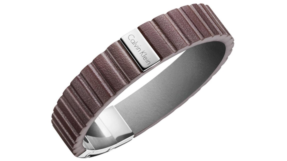Calvin Klein. Brazalete en acero inoxidable y piel de la colección Plate. (Precio: 69 euros)