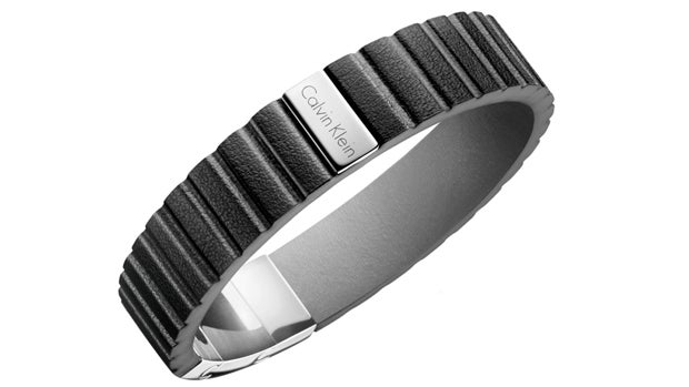 Calvin Klein. Brazalete en acero inoxidable y piel en colo rnegro de la colección Plate. (Precio: 69 euros)