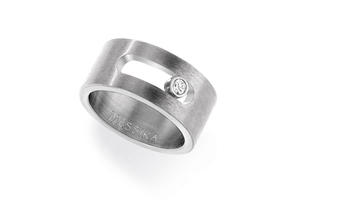 Messika. Anillo de titanio con diamante. (Precio: 780 euros)