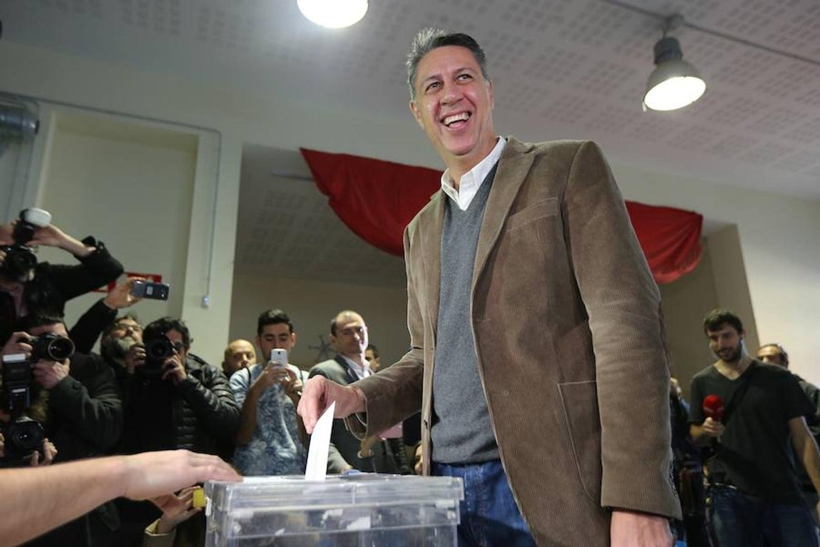 El cabeza de lista del Partido Popular de Cataluña, Xavier García Albiol, ha depositado su voto en el colegio Lola Anglada de Badalona (Barcelona). 