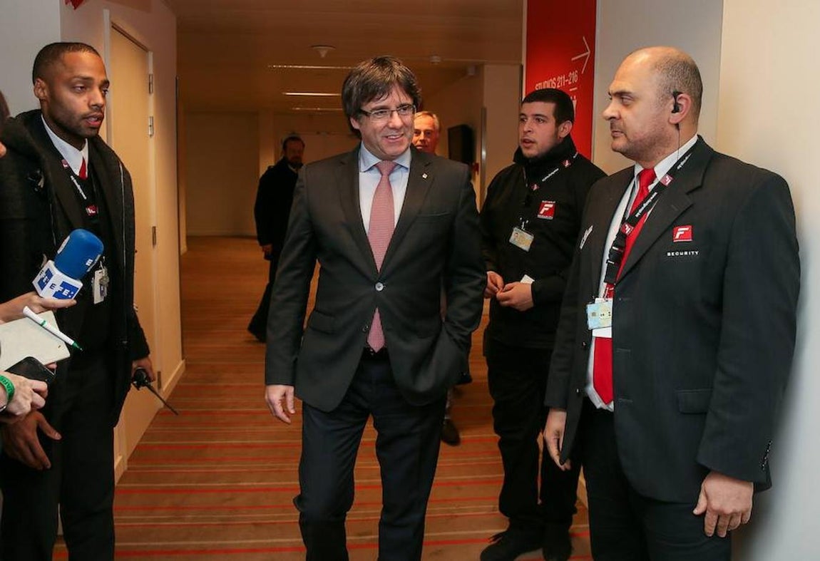 El expresidente de la Generalitat, Carles Puigdemont, llega al centro de convenciones de Bruselas desde el que seguirá el recuento. 