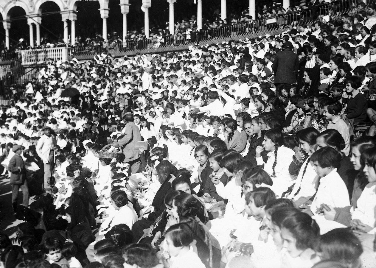Coso de Navidad. Festival celebrado el día de Reyes Magos de 1927 en la Plaza de Toros de la Real Maestranza de Caballería de Sevilla en obsequio a los niños de las escuelas públicas