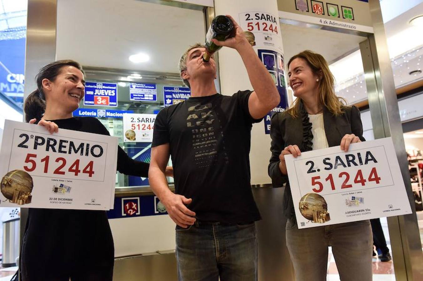 Los propietarios de la administración de Lotería ubicada en el centro comercial Artea, de Leioa (Bizkaia),celebran que han vendido parte del segundo premio del Sorteo de Navidad (51.244) por un valor total de 31.250.000 euros. 