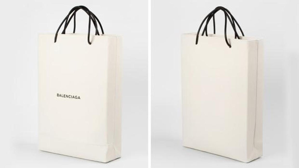 Balenciaga. El director creativo de la emblemática firma española, Demna Gvasalia, ha sido el eje de las críticas más mordaces con su creación de 2017: un bolso de cuero blanco con un diseño idéntico al de las bolsas de cartón que dan gratis con cada compra. Cuesta 995 euros