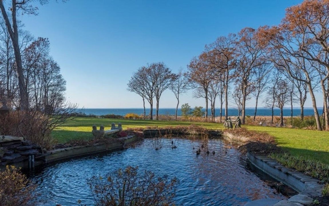 Lago propio. La finca cuenta con multitud de espacios de capricho, el más evocador de todos ellos: un lago. También presume de espacios específicamente preparados para hacer ejercicio y senderos y rutas lo suficientemente grandes como para perderse