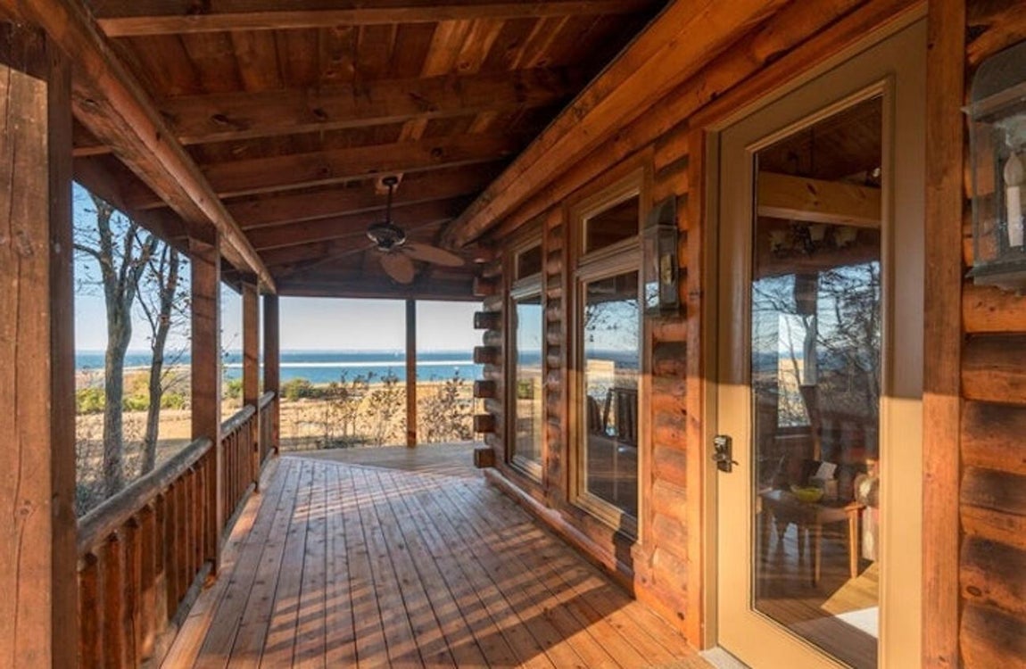 Cabañas. Una de las varias casetas para invitados de madera con las que cuenta el complejo. Todas ellas están en plena naturaleza y tienen más de un dormitorio y cocina independiente. En la imagen, la «casa del té» de 500 metros cuadrados, que destaca entre las demás por su espléndido porche a pie de playa