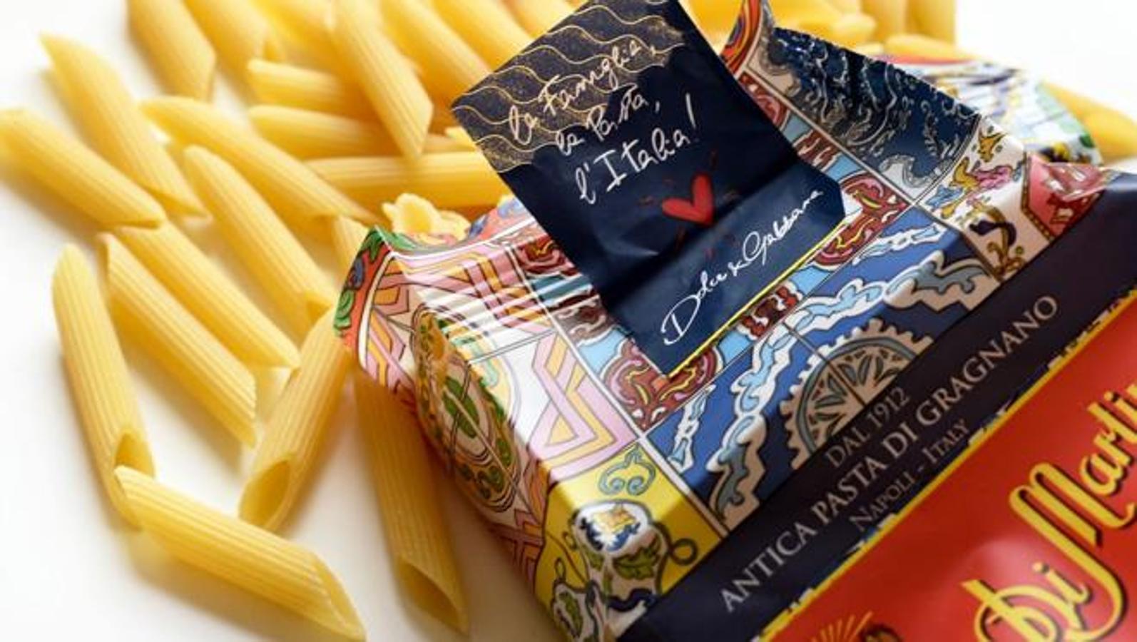 Dolce & Gabbana. Los diseñadores se inspiraron en la comida transalpina para su colección primavera - verano de 2018: pantalones de rábano y zanahoria, <a href="https://www.abc.es/summum/gastronomia-gourmet/abci-pasta-dolce-y-gabbana-glamour-paladar-201712201826_noticia.html" target="_blank">faldas warholianas
</a>de latas de tomate y vestidos con estampado de canelones fueron algunos de los modelos que sorprendieron al público en la Semana de la Moda de París. El pasado mes de noviembre lanzaron la guinda de un estrambótico pastel, una <a href="https://www.abc.es/summum/gastronomia-gourmet/abci-pasta-dolce-y-gabbana-glamour-paladar-201712201826_noticia.html" target="_blank">caja de pasta</a> cuyo precio ronda los 100 euros