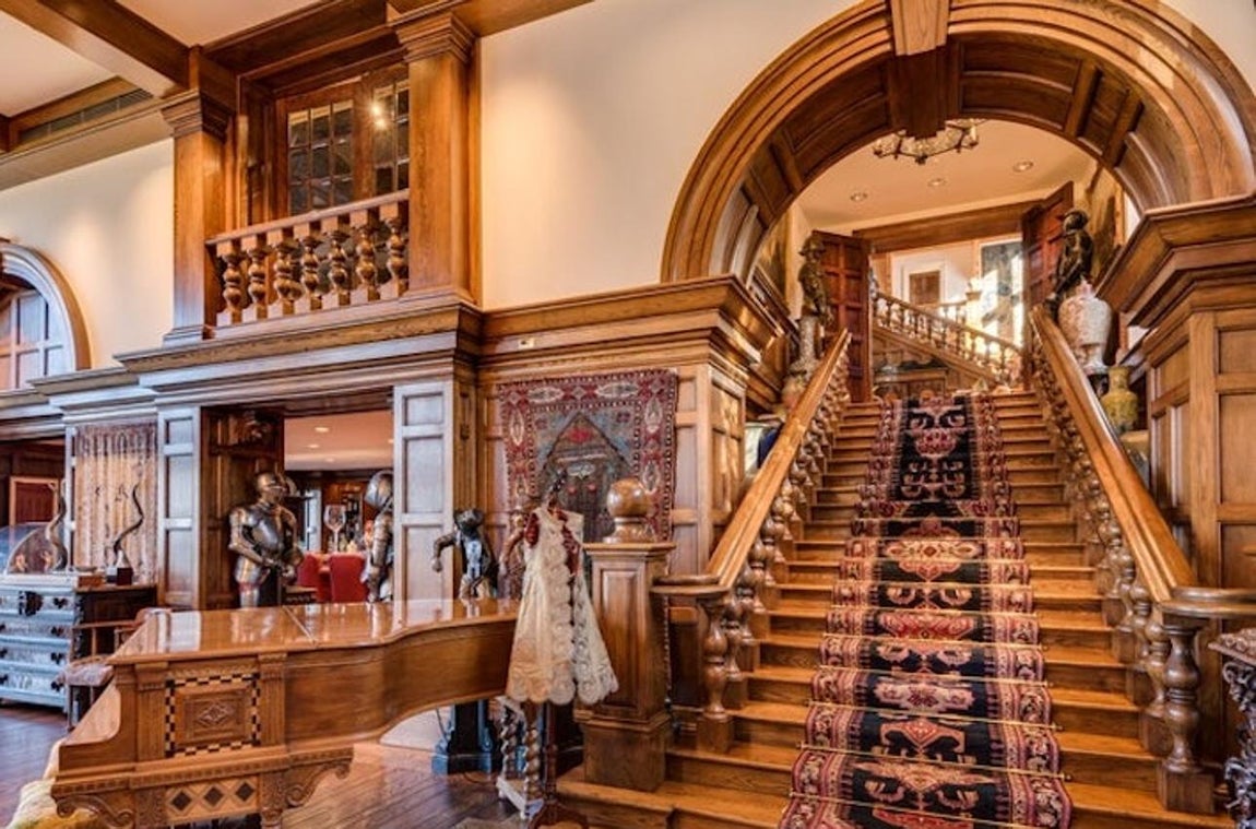 Salón y escaleras. La vivienda cuenta con amplios salones dotados de todas las comodidades. Las escaleras están coronadas con arcos, las ventanas exteriores también. En la planta superior se encuentra la suite principal, de amplias dimensiones con chimenea y terraza con vistas. La casa cuenta en total con 8 habitaciones con sus correspondientes balcones y cuartos de baño, el dormitorio principal cuenta, además, con bañera hidromasaje