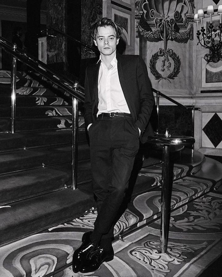 Charlie Heaton. su nombre puede que no te suene pero si te decimos que es el actor que da vida a Jonathan en ‘Stranger Things’ seguro que te suena. Ha sido una de las revelaciones del año gracias a la innegable etiqueta de ‘cool’ que se ha ganado a pulso.