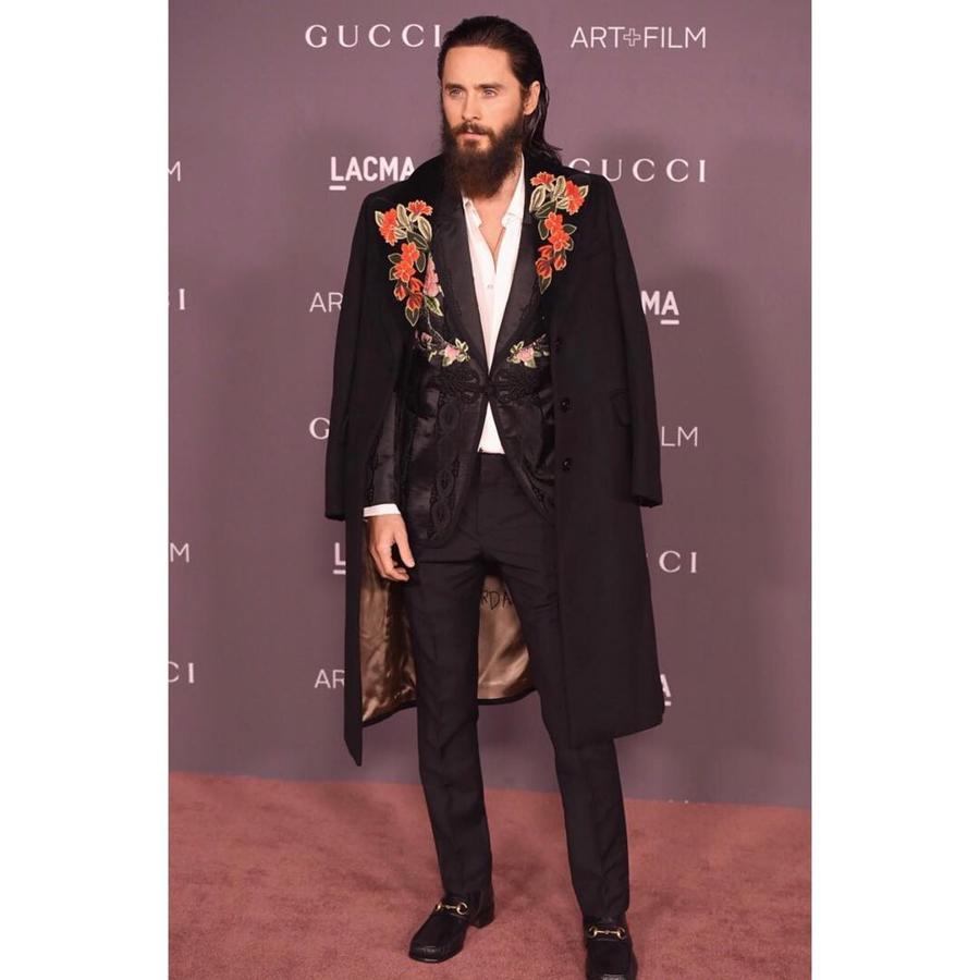 Jared Leto. quizá elegante no es el adjetivo que mejor defina su forma de vestir, pero si por algo merece estar en esta lista es por su estilo propio que se atreve con todo y nos encanta.