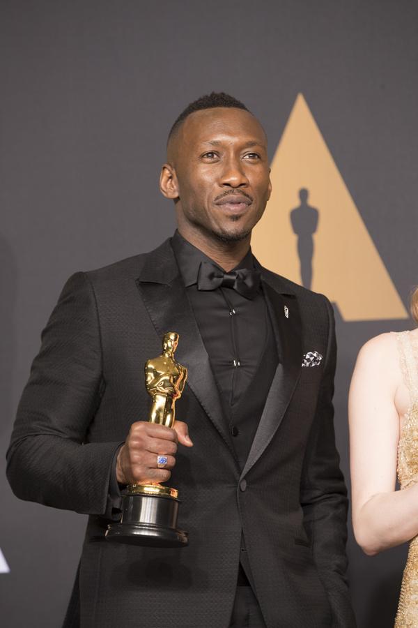 Mahersala Ali. el nombre del ganador de un Oscar a mejor actor de reparto por ‘Moonlight’ ha sido uno de los que más ha sonado a lo largo de 2017 en cuestión de estilo, llegando incluso a protagonizar campañas de moda. Por algo será.