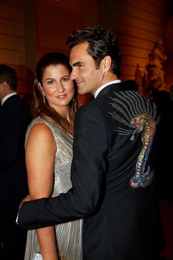 Roger Federer. el tenista suizo puede presumir no solo de encontrarse entre los mejores sobre la pista sino de ser sin lugar a dudas el más elegante. ¿Por qué sino iba a haber acudido a la última gala del MET con un sorprendente traje como este?