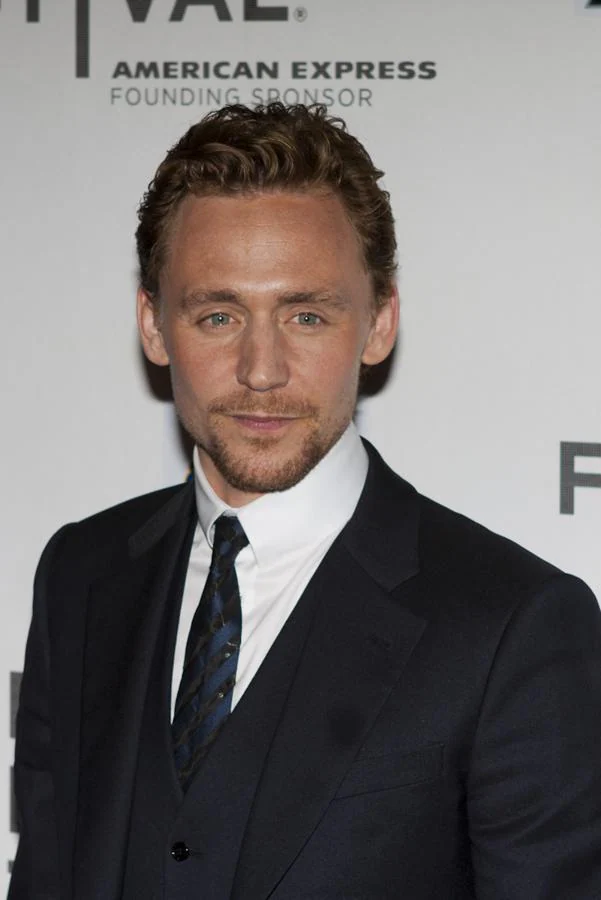 Tom Hiddleston. su porte y su estilo british le hacen más que merecedor de un hueco en este recopilatorio de los mejor vestidos del año.