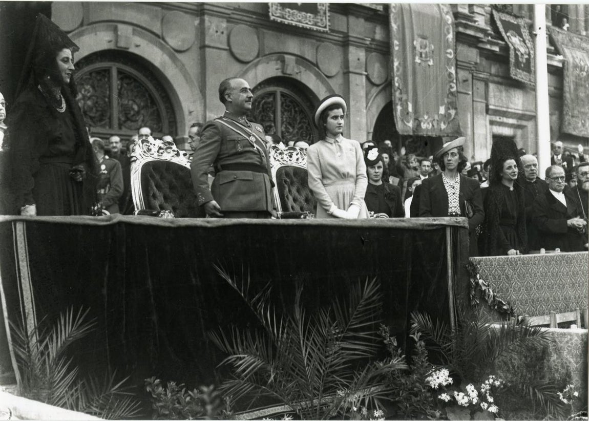 De izquierda a derecha: Carmen Polo, Francisco Franco y Carmen Franco y Polo, en un palco durante la Semana Santa de Sevilla en 1940. 