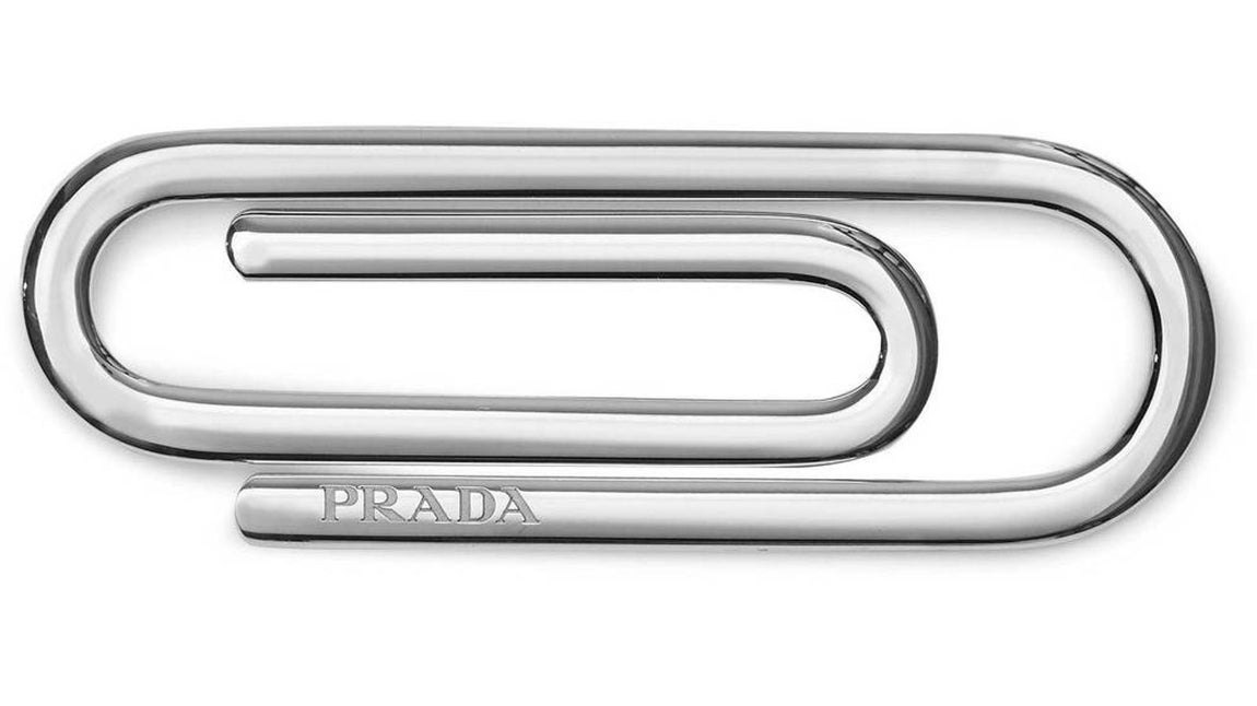 Prada. Es el <a href="https://www.abc.es/summum/estilo/relojes/abci-clip-prada-vale-165-euros-201706261426_noticia.html" target="_blank">clip</a> más caro del mercado en 2017, quienquiera que lo desee podrá adquirirlo en Barney's previo pago de 163 euros. La italiana no es la única marca de lujo que saca al mercado este tipo de producto, antes que ella lo habían hecho Cartier (243 euros) y Bottega Venetta (310 euros)