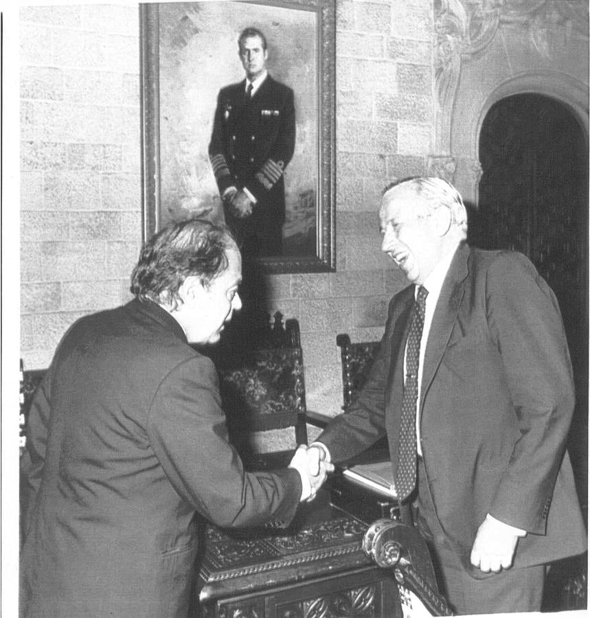 Cumplimentando al presidente de la Generalidad, Jordi Pujol, ante un retrato del  Rey Juan Carlos
