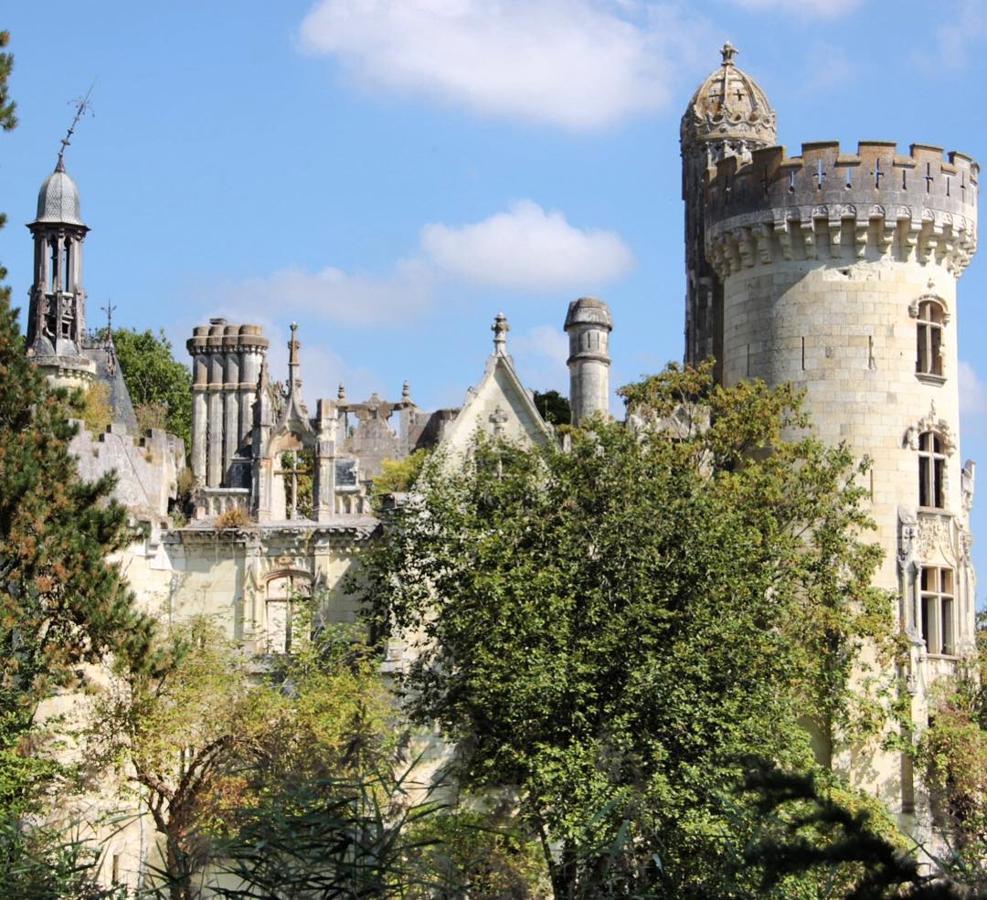 Mothe Chandeniers. El castillo está situado en una pequeña localidad de la región gala de Nueva Aquitania llamada Les Trois-Moutiers. La edificación data del S. XIII y originariamente se la conocía como «Motte Bauçay», el nombre de sus primeros propietarios. Es una de las fortalezas más bellas de Francia, donde se la conoce coloquialmente como «Castillo de la Bella Durmiente». Parte de su encanto se lo aporta la triste historia que lo persiguió a través de los siglos