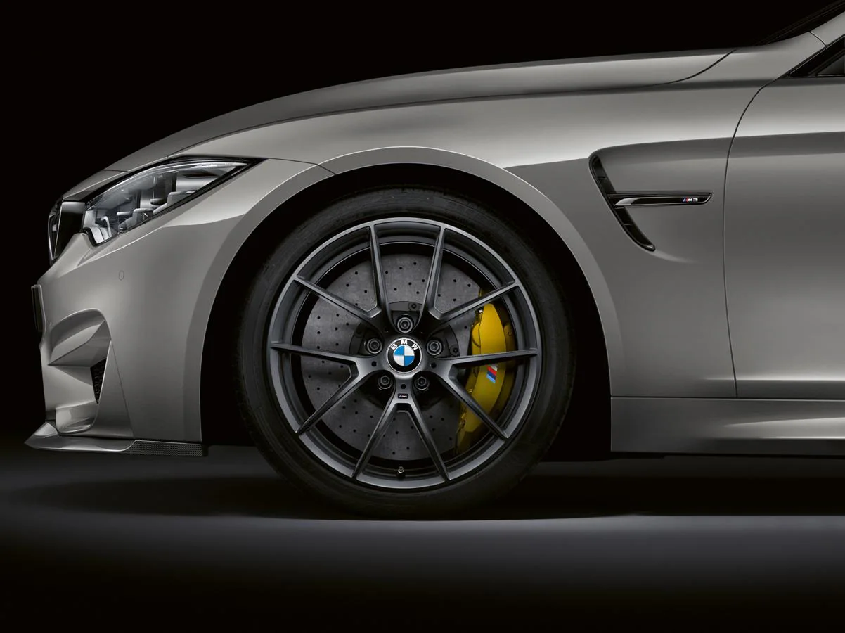 BMW M3 CS. Es una versión especial de una de las berlinas deportivas más famosas del mundo, equipa un motor de 3.0 litros y 6 cilindros, con una potencia máxima de 460 CV. Distribuye este potencial a las ruedas traseras a través de una transmisión automática DKG de 7 velocidades. Las cifras de este obús de cuatro ruedas son reseñables, una aceleración de 0 a 100 m/h en 3,9 segundos y una velocidad máxima de 280 km/h