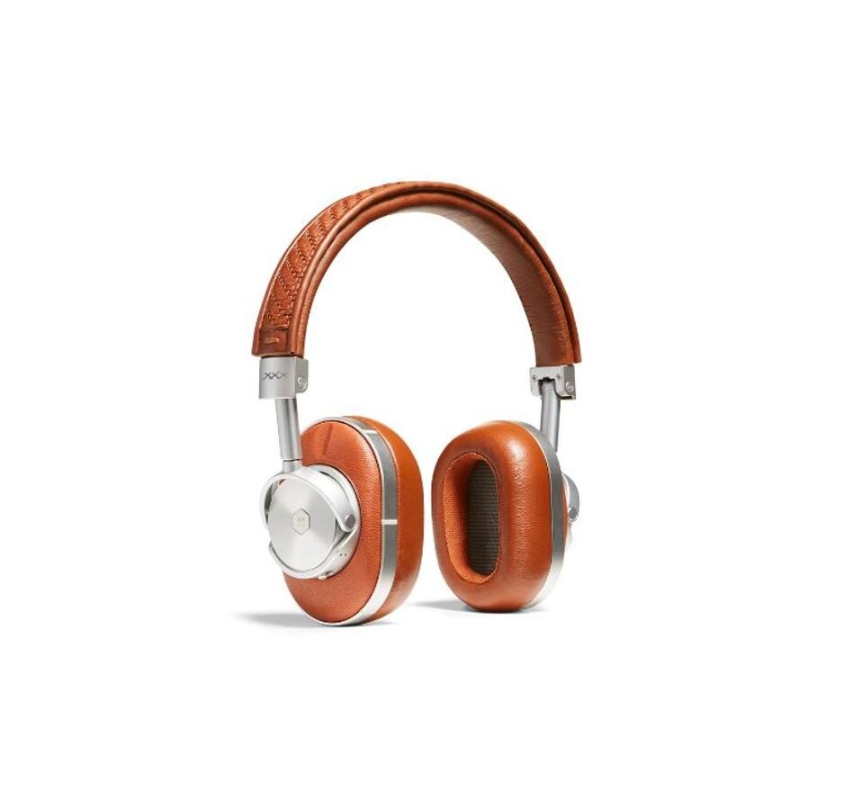 Para amantes de la música. Los auriculares Master &amp; Dynamic “MW60” en PELLE TESSUTA™ en color vicuña de Ermenegildo Zegna aunan diseño y tecnología. (Precio: 699 euros)