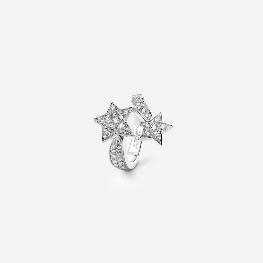 Una joya especial. El anillo Comète de Chanel es sin duda una pieza elegante y divertida en el que el motivo de dos estrellas se entrelazan para crear una joya con mucho simbolismo. En oro blanco de 18 quilates y diamantes. (Precio: 7.400 euros)