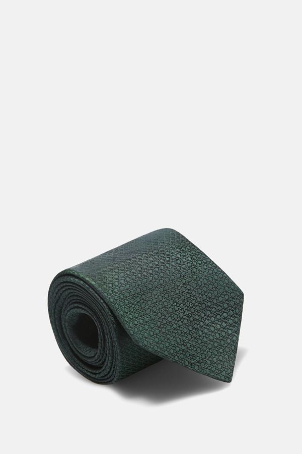 Un básico socorrido. Corbata de seda de color verde con jacquard CH y con iniciales CH bordadas y pasador de grosgrain en el interior de Carolina Herrera. (Precio: 110 euros)