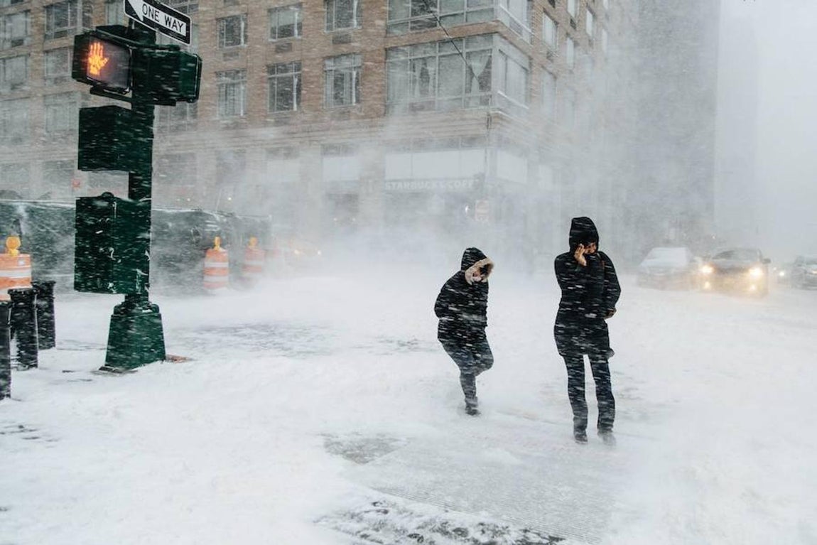 Peatones caminan bajo la nieve en Nueva York.. 