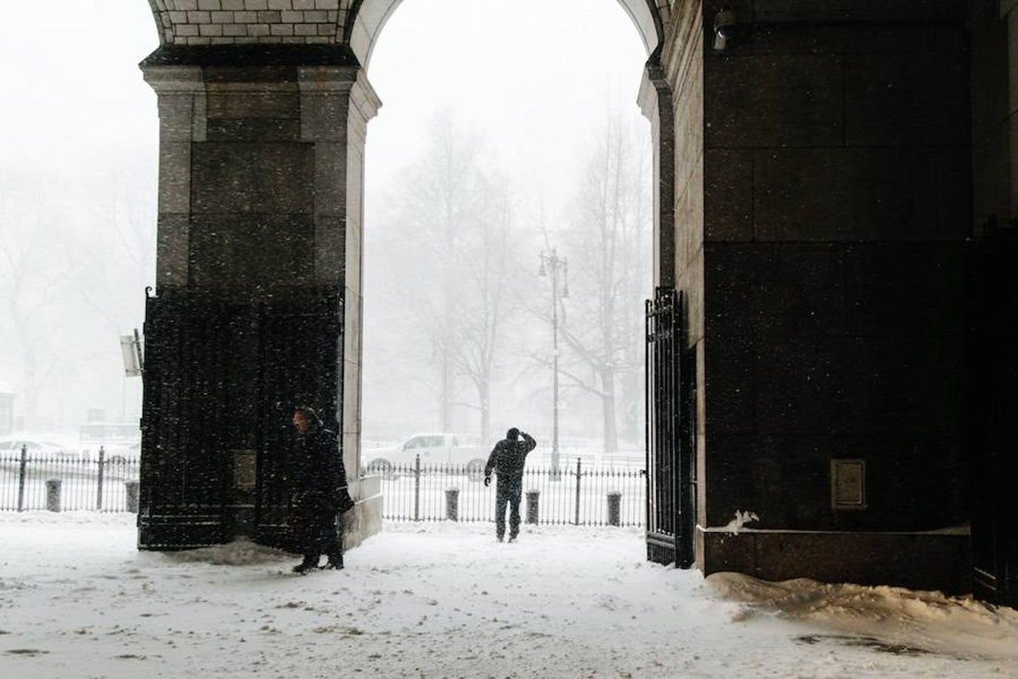 Peatones caminan bajo la nieve en Nueva York.. 