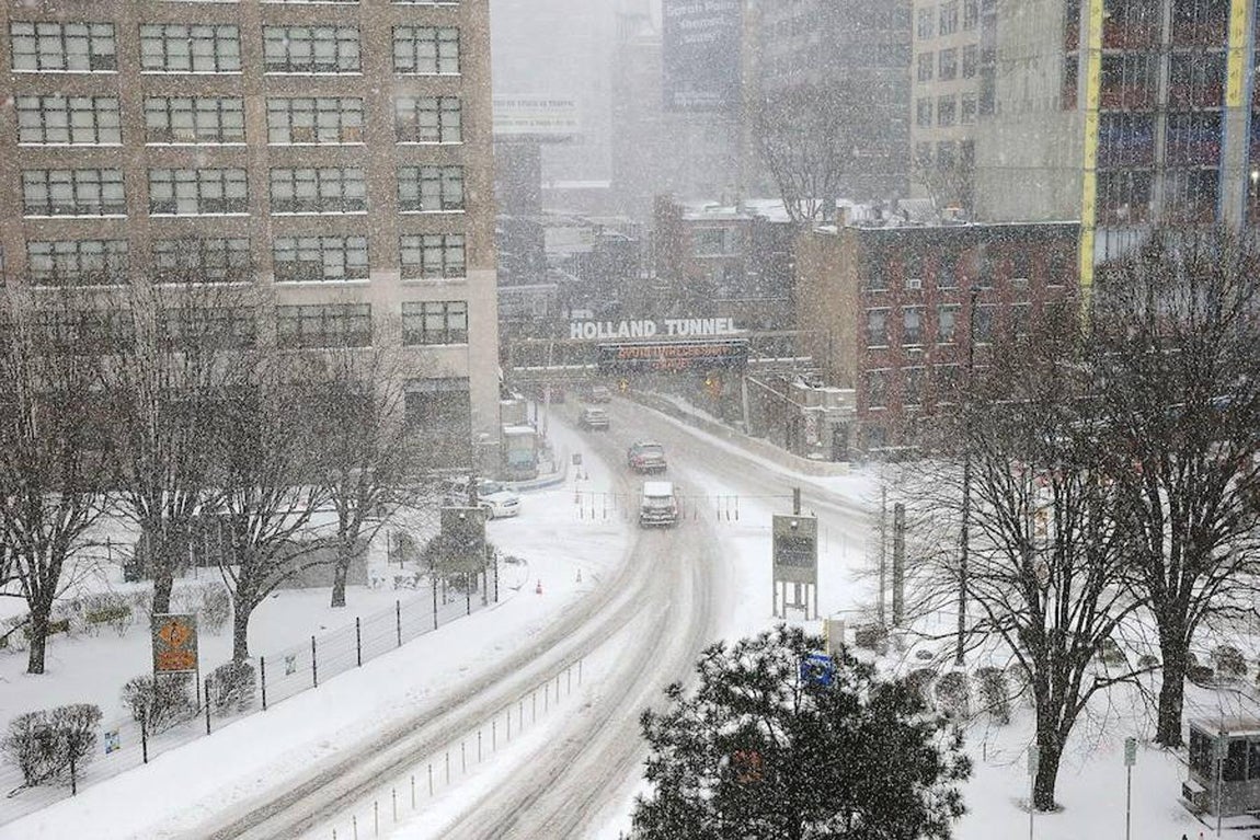 «Cancela los viajes innecesarios», reza un cartel colocado en la entrada del túnel de Holland.. 
