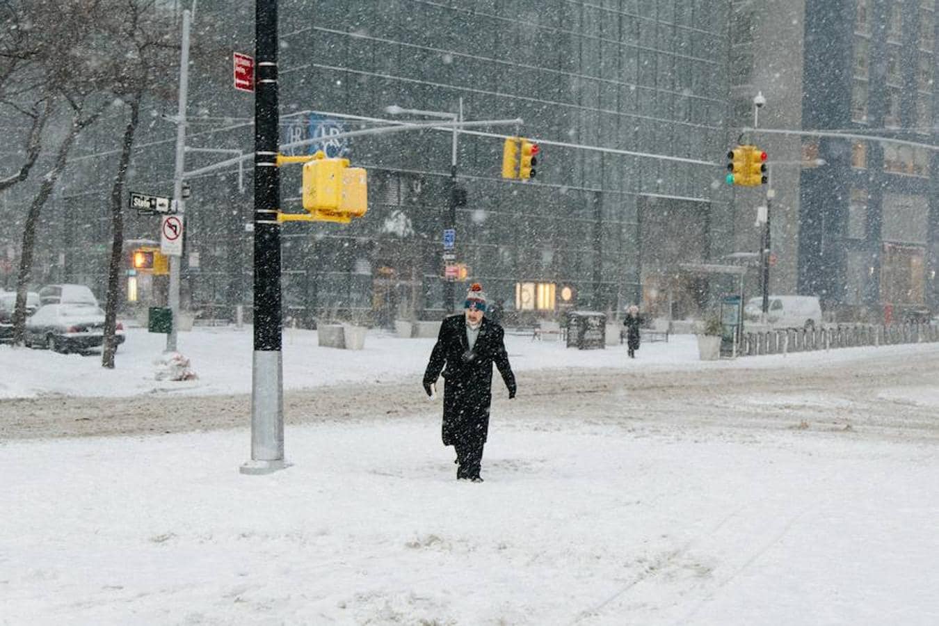 Peatones caminan bajo la nieve en Nueva York.. 