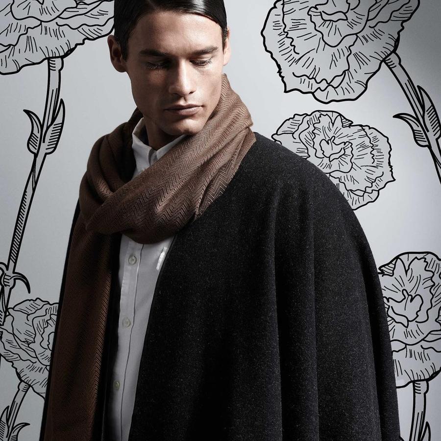 Capa. La capa tiene un denominador común con el foulard: une a la aristocracia con lo más excéntrico de la élite cultural, pero es uno de los elementos más refinados de los que puede presumir un armario. Capas Seseña es un establecimiento icónico que aúna tradición con modernidad en los cortes de sus prendas. El precio de una capa oscila entre los 300 y los 1200 euros