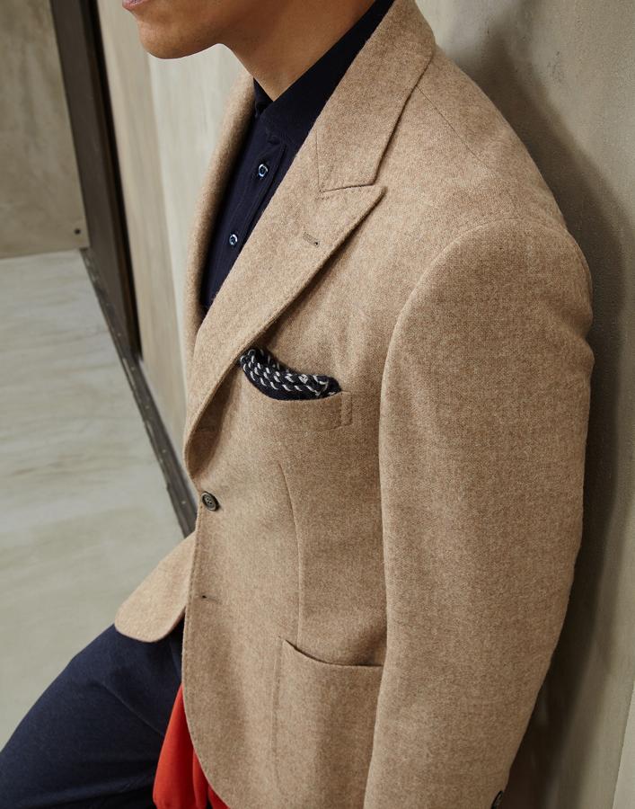 Pañuelo de bolsillo. Los auténticos gentleman, esos que usaban Monchoir de Monsieur, solían vertir unas gotas de su exclusiva fragancia en sus pañuelos de bolsillo. Era la manera en la que se aseguraban causar buena sensación en la dama a la que tuvieran ocasión de dejárselo. El ejemplar de la foto es una gran apuesta para los meses de invierno, cuesta 170 euros