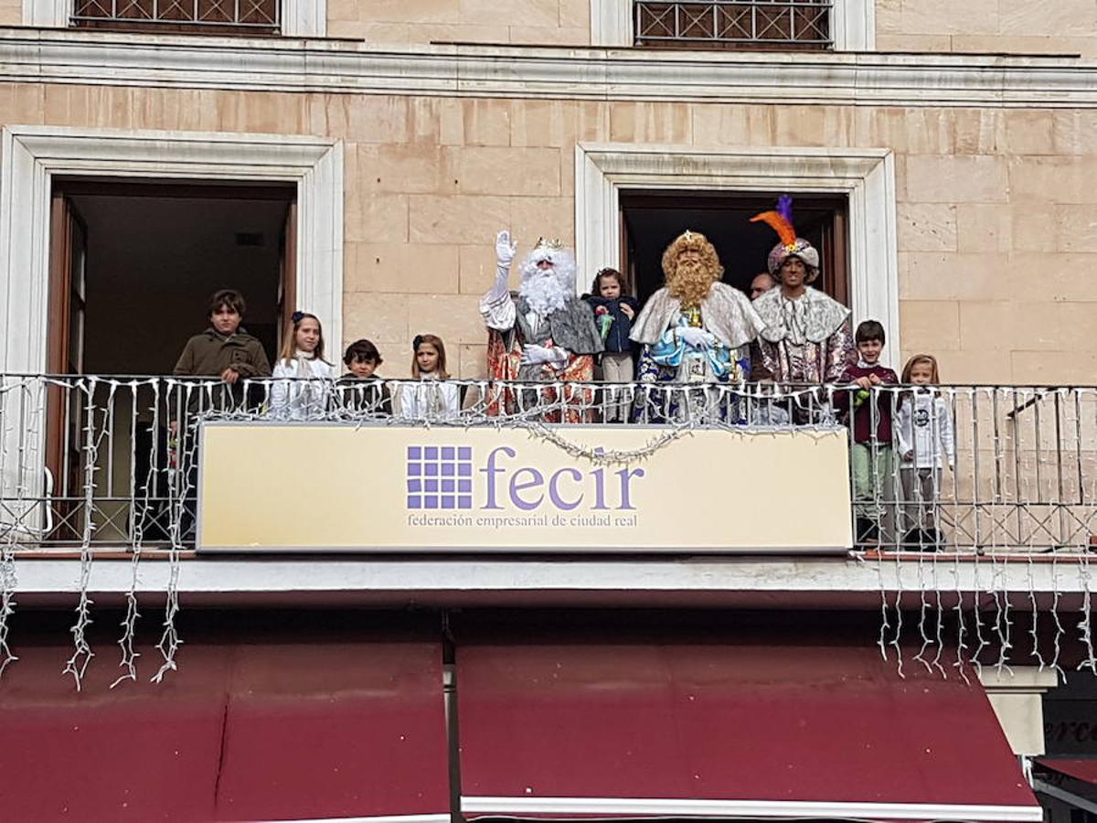 Sus Majestades los Reyes Magos en el balcón de la sede de FECIR en Ciudad Real