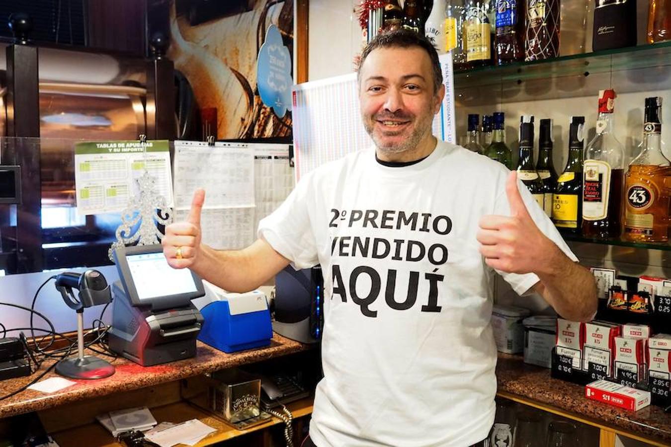 Antonio, propietario del bar El Estudiante, en la localidad lucense de Vilalba que ha sido agraciada hoy con parte del segundo premio del sorteo de El Niño tras haber recibido 520 millones del Premio Gordo de la Lotería de Navidad el pasado día 22.. 