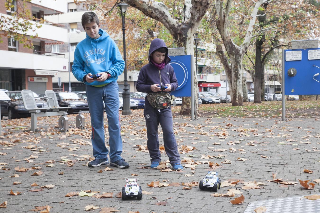 Los niños reciben con ilusión sus regalos, en imágenes