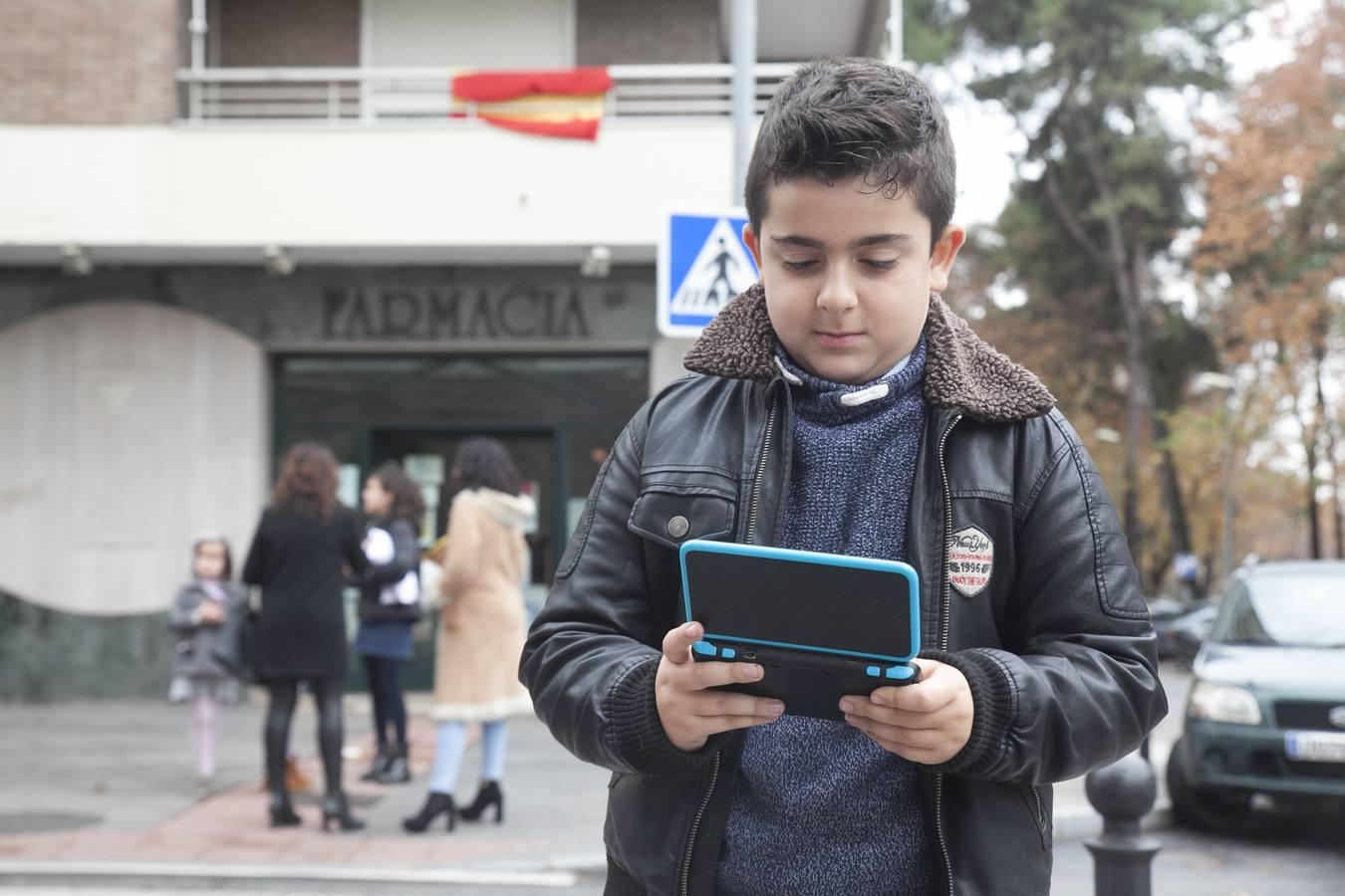 Los niños reciben con ilusión sus regalos, en imágenes