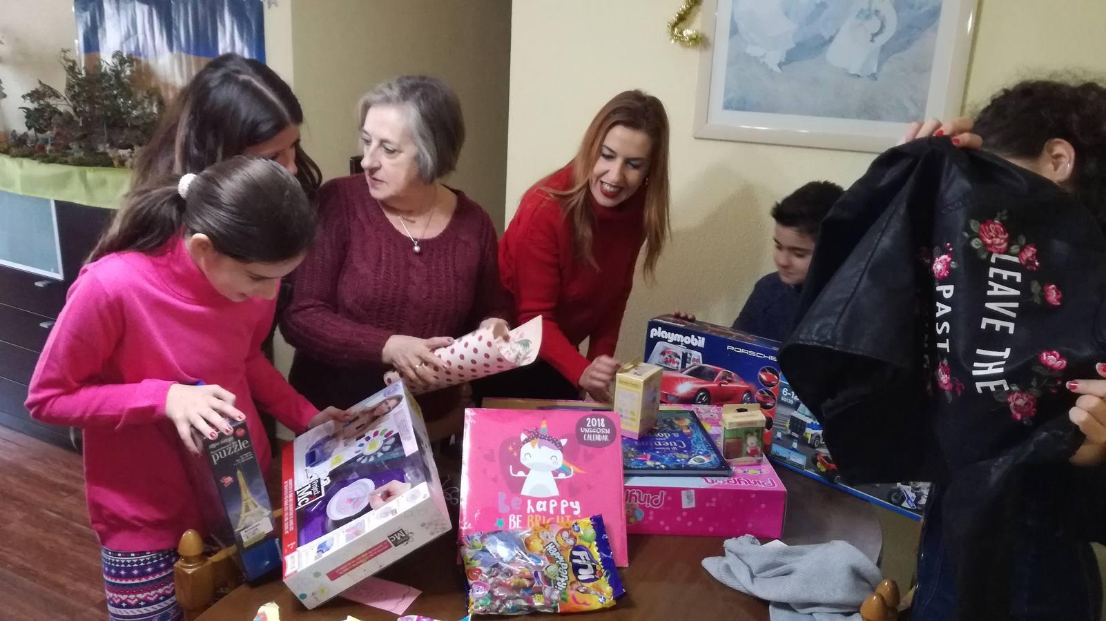 Los niños reciben con ilusión sus regalos, en imágenes