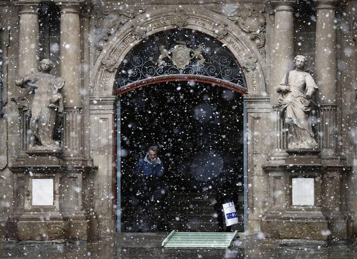 La nieve ha hecho acto de presencia en la capital navarra ayer, en una jornada donde las previsiones meteorológicas anunciaban un descenso de la cota de nieve, en torno a los 400 m, en todo el norte de la comunidad foral. 