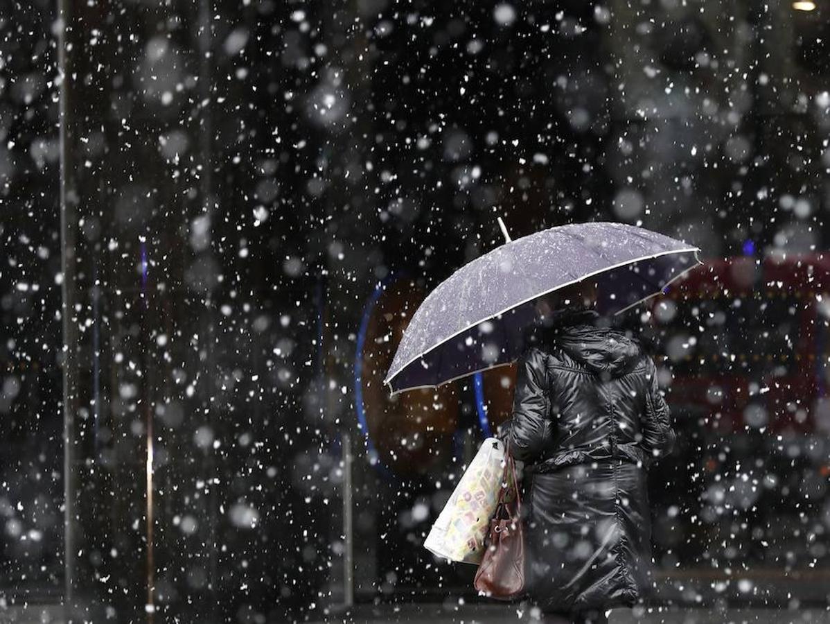 La nieve ha hecho acto de presencia hoy en la capital navarra en una jornada donde las previsiones meteorológicas anuncian para esta madrugada un descenso de la cota de nieve, en torno a los 400 m, en todo el norte de la comunidad foral.. 