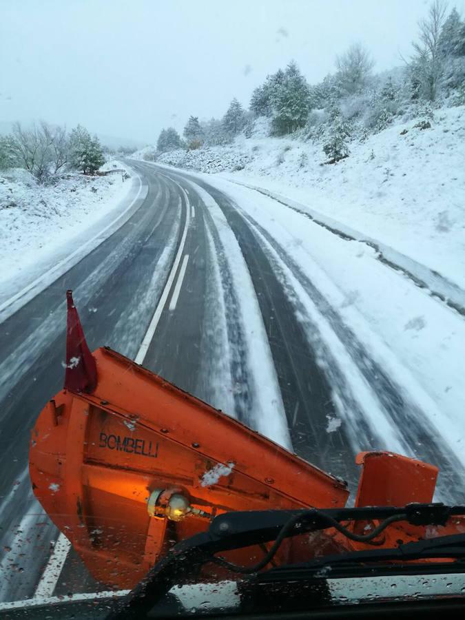 La nieve azota también La Rioja. El temporal ha dejdo sin suministro eléctrico a numerosos pueblos riojanos.Las carreteras nacionales y la autopista AP-68 están limpias y permiten la circulación con precaución. Sin embargo, los mayores problemas se están dando en la red autonómica, con los puertos de montaña cerrados, y con afecciones en las que Obras Públicas se encuentra trabajando con 13 equipos.. 