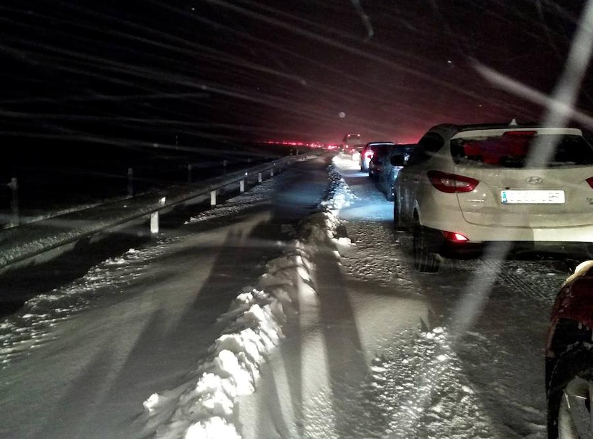 Efectivos de la Unidad Militar de Emergencias trabajan «a destajo» esta noche en Castilla y León y en Madrid para liberar a los vehículos atrapados desde la tarde de ayer en varios tramos de la AP6 por la nevada, según ha indicado esta unidad del ejército en su cuenta de Twitter.. 