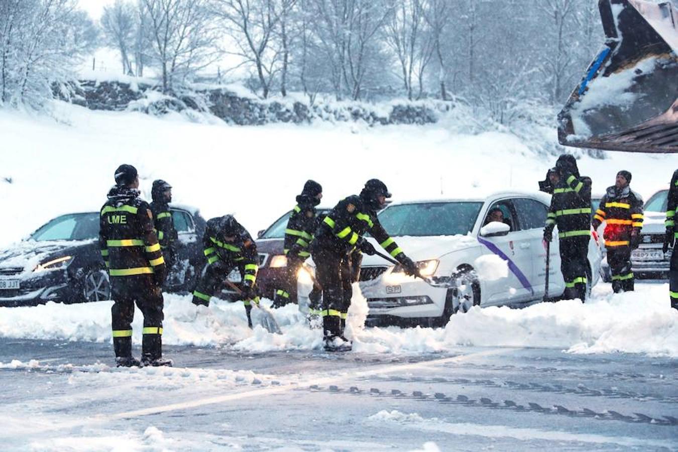 Fotografía facilitada por los Efectivos de la Unidad Militar de Emergencias (UME) que han trabajado toda la pasada noche y la mañana de hoy en Castilla y León y en Madrid para liberar a los vehículos atrapados desde la tarde de ayer en varios tramos de la AP6 por la nevada. 