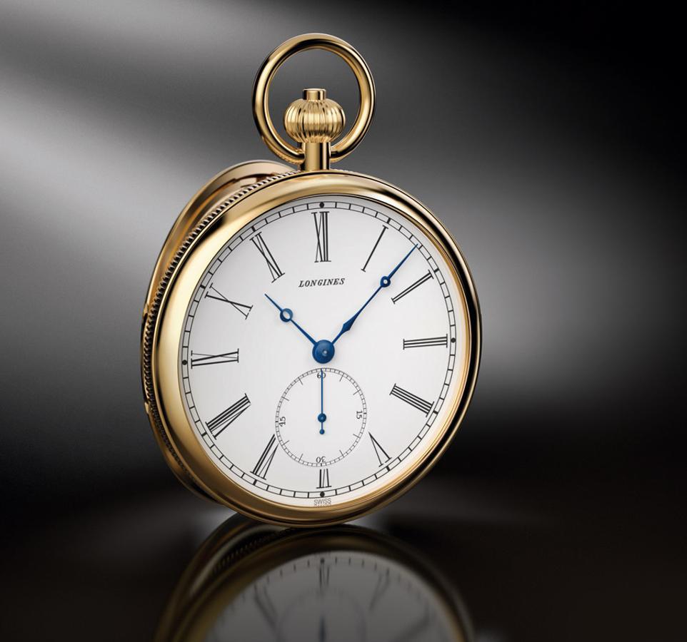 Reloj de bolsillo. Los caballeros de antes tenían que distribuir los minutos escasos de sus apretadas agendas evitando la impertinencia de mirar el reloj. Consultar la hora era un síntoma de muy mala educación, pero resultaba tan necesario como lo es hoy. Los relojes de bolsillos no son los más prácticos, pero son joyas de coleccionista que aportan un halo muy genuíno a sus propietarios. Las grandes firmas siguen sacando nuevas versiones de sus antiguos ejemplares, uno de los más elegantes es el de la imagen: un Longines de inspiración clásica. Si lo buscas, pide el modelo Lépine 180th Anniversary Limited Edition