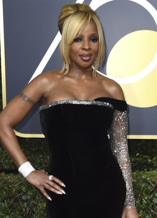 Mary J. Blige. La actriz, nominada por su papel en Mudbound, también escogió la colección de Alta Joyería de Chopard. Sus pendientes en forma de pera de oro blanco y diamantes llamaron la atención, también sus anillos (éstos pertenecían a la colección L'Heure Du Diamant). Pero si había una joya de la corona en su indumentaria, ésta era la anchísima pulsera de oro blanco con 50.34 quilates de diamantes engastados