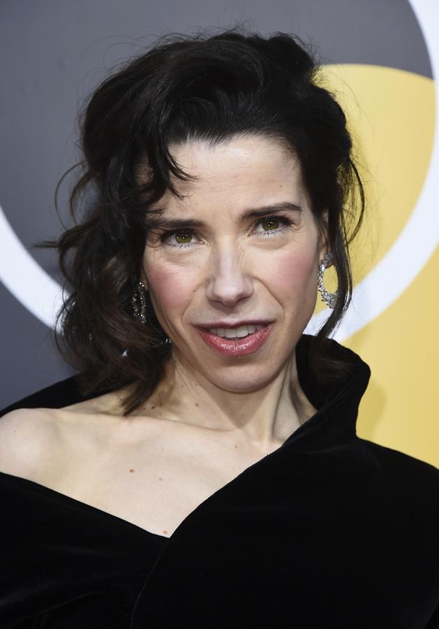 Sally Hawkins. Los pendientes de diamantes en forma de pera de oro blanco de 18 quilates son obra de Chopard. También el anillo coronado por un zafiro octogonal de 12.63 quilates pertenecía a la firma, ambos de ellos salen de su colección High Jewelry Collection