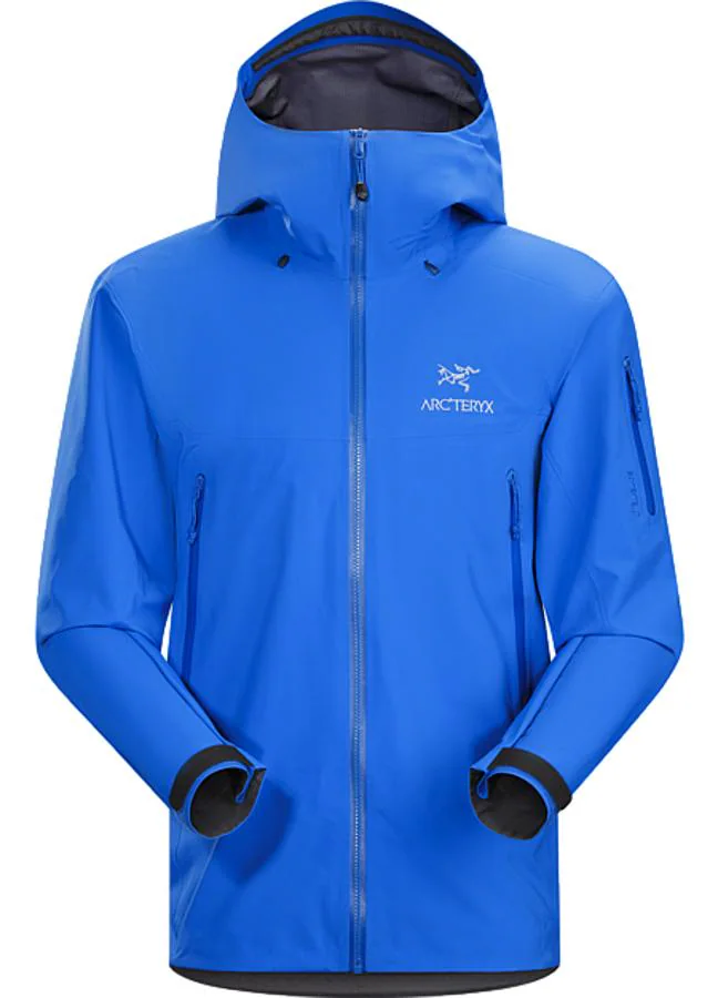 Arc´teryx. La chaqueta Beta corta el viento, detiene el agua y aísla de las condiciones más extremas, es la compañera ideal en la montaña. El color azul eléctrico, además, es el más recomendable en los días de niebla porque es el que mejor se ve en la nieve. Cuesta 700 euros