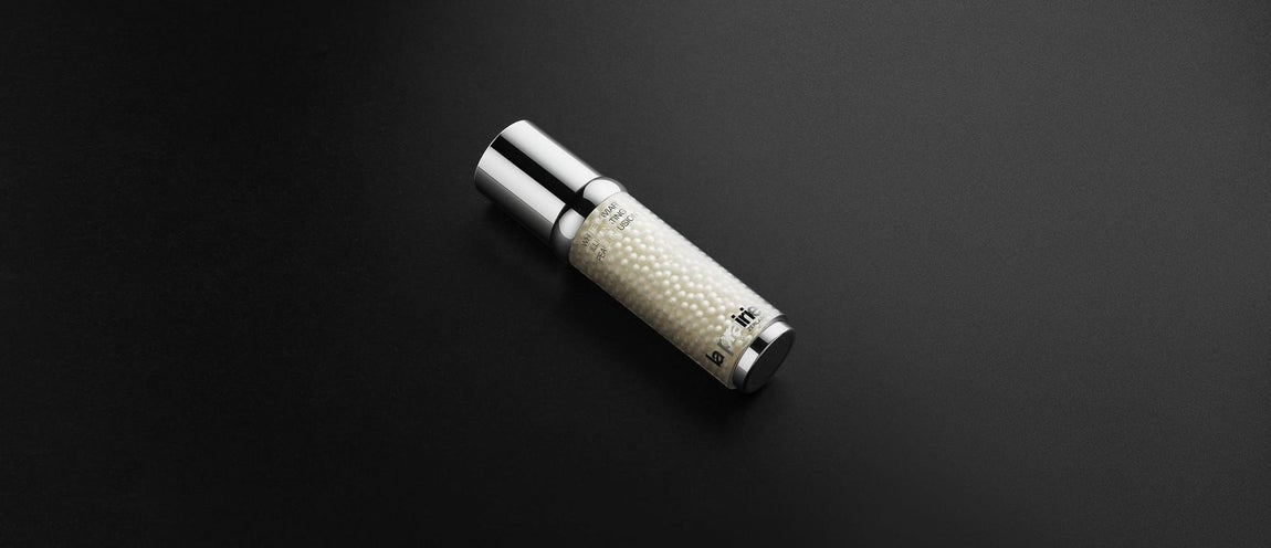 Serum. Encender el rostro es fundamental, una piel iluminada es el mejor entorno para una mirada sublime. El Serum White Caviar Illuminating Pearl Infusion, de La Prairie, es un aliado excepcional porque elimina las rojeces y manchas de la piel y actúa contra los tonos grisáceos. Una inversión de 176 euros con un feliz retorno