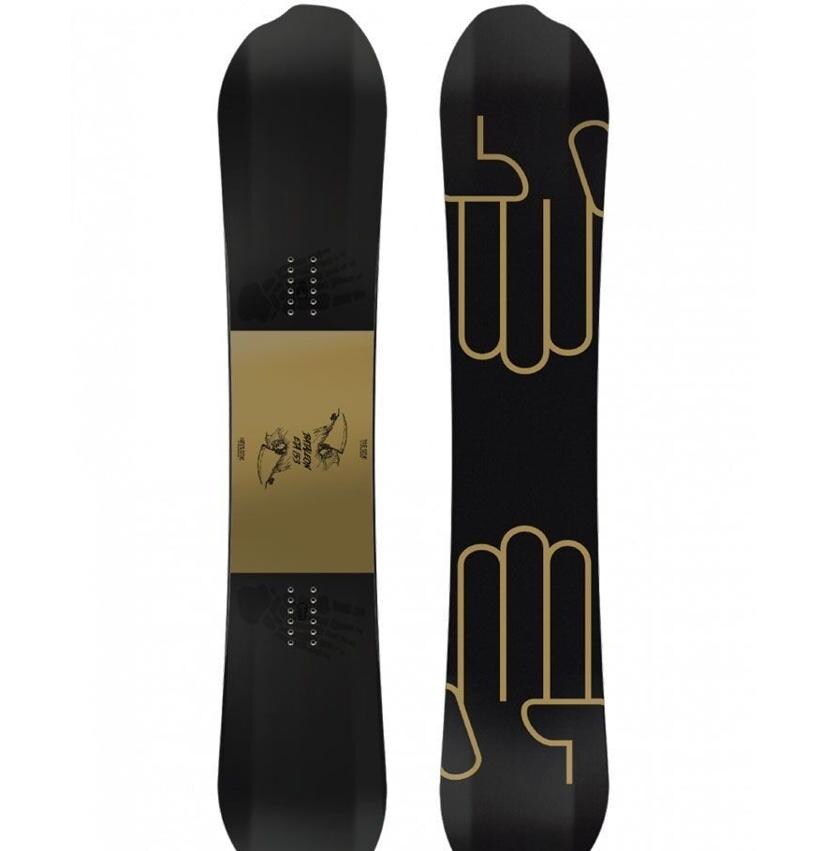 Tabla Snowboard. La tabla Evil Twin Asym  cuesta 525 euros y es el modelo más famoso de la marca. Está hecha con bambú y carbono, por eso es más resistente a la par que ligera. Permite giros imposibles