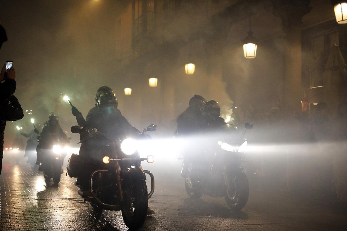 Desfile de antorchas. Participantes en el desfile de antorchas de Pingüinos llega a Valladolid